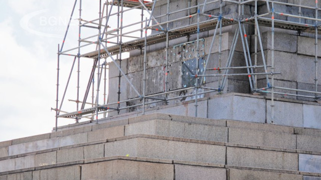 The governor of the Sofia district, Vyara Todeva, took action to remove the compromised facing plates with the inscription from the Monument to the Soviet Army